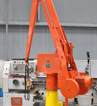 Short balance crane